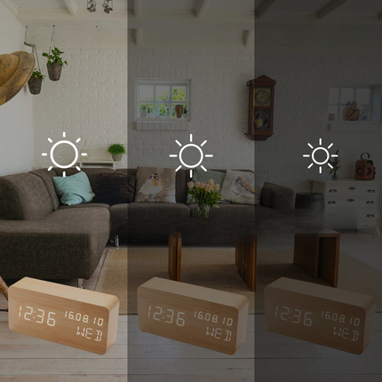 Sveglia moderna digitale in legno chiaro