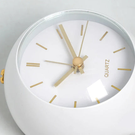 Sveglia vintage bianca con piedistallo