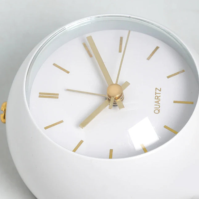 Sveglia vintage bianca con piedistallo