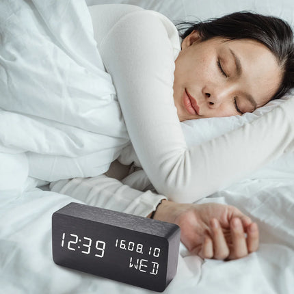 Sveglia moderna digitale in legno chiaro