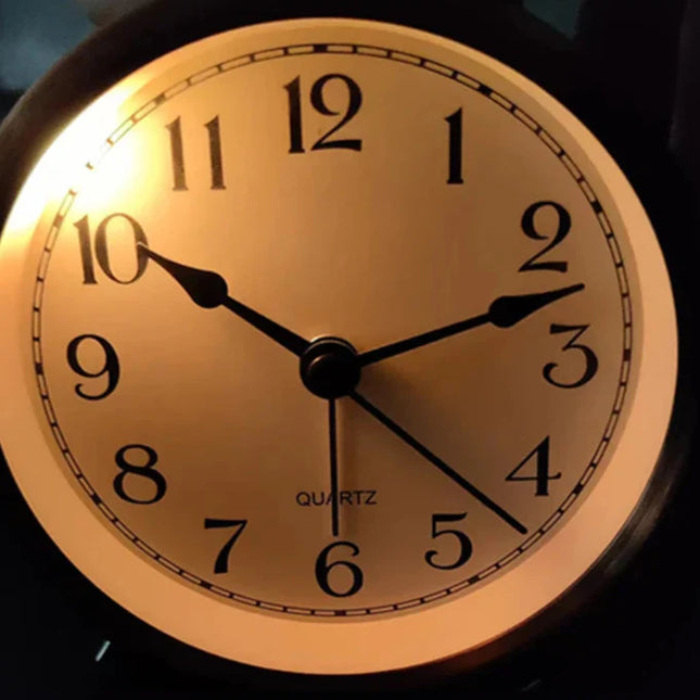 Piccola sveglia a lancette silenziosa