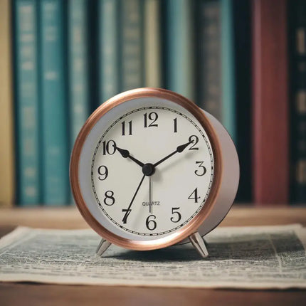 Piccola sveglia a lancette silenziosa