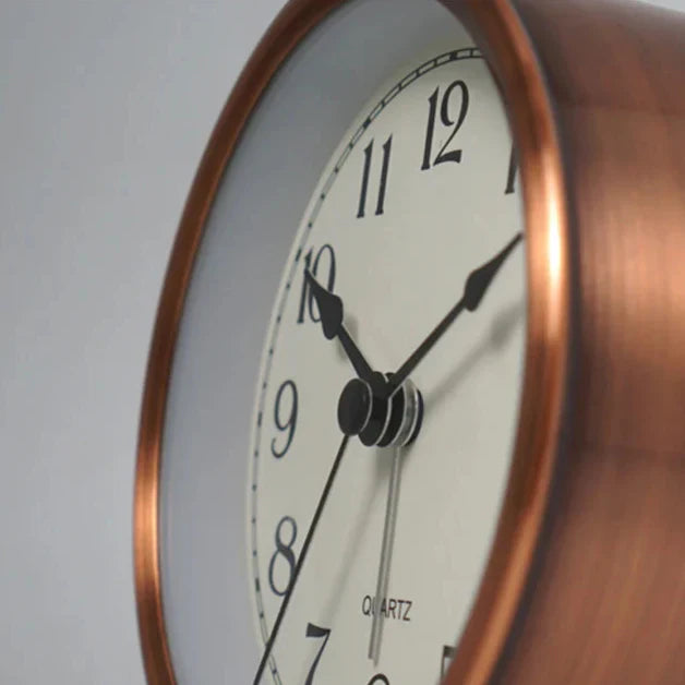 Piccola sveglia a lancette silenziosa