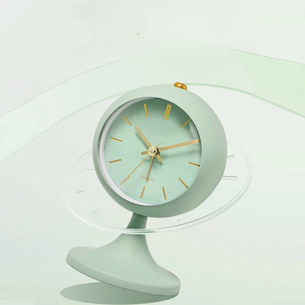 Sveglia vintage bianca con piedistallo