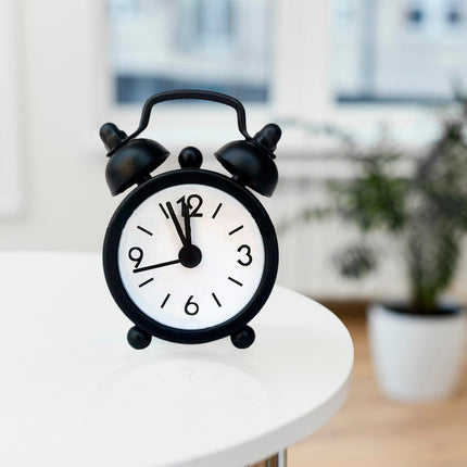 Piccola sveglia analogica bianca da comodino