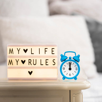 Piccola sveglia analogica bianca da comodino