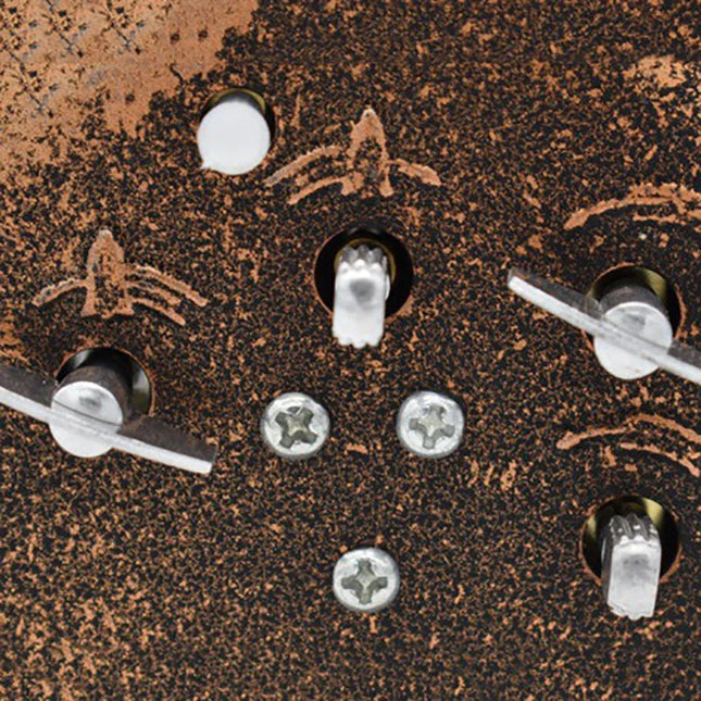 Vecchia sveglia meccanica da comodino